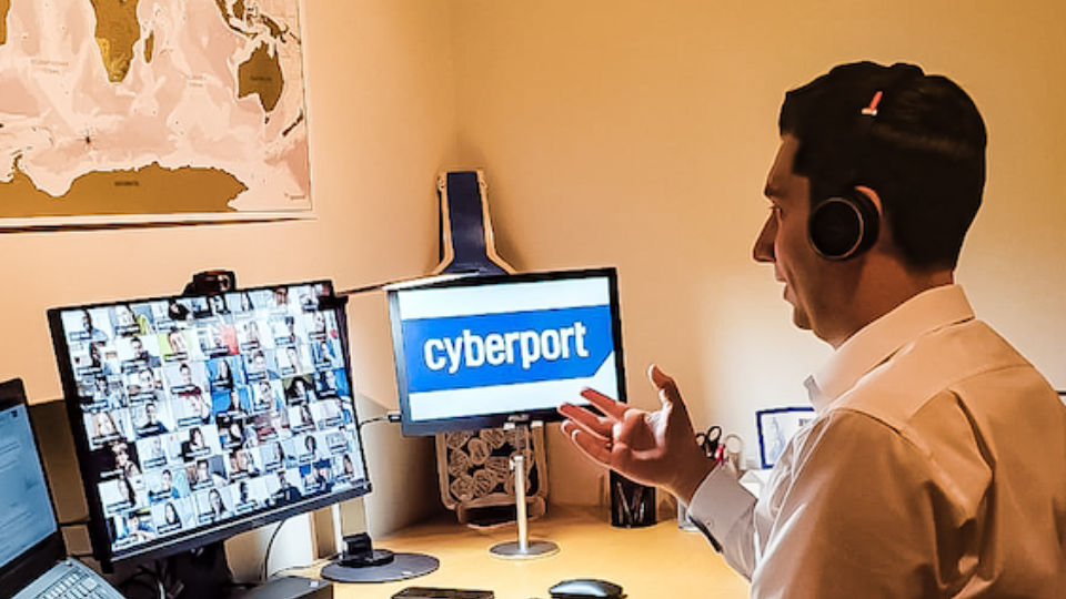 Felix von Cyberport im Home Office